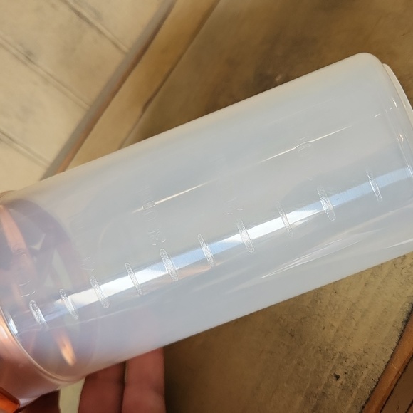 Lock&Lock 23-Fluid Ounce Round Food Container with Mixer and Sauce Bottle Lid - Picture 7 of 7